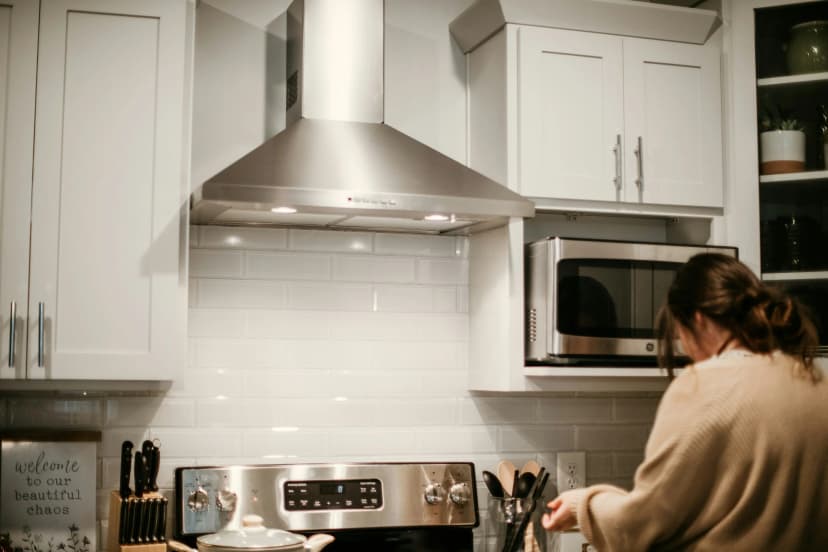 Best kitchen chimneys in India 2026 — Faber, Elica and Beyond Appliances compared for suction and auto clean